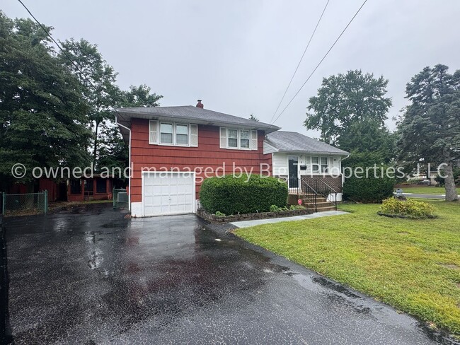 property at 4 Center Cir