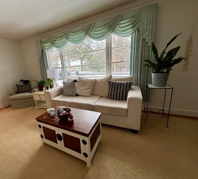 1630 Saint Annes Rd in Charlottesville, VA - Foto de edificio - Building Photo