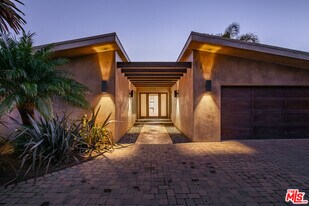 20247 Piedra Chica Rd in Malibu, CA - Building Photo