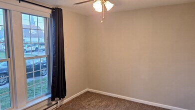 1021 Adams Ave, Unit Main Floor in Charleston, IL - Foto de edificio - Building Photo