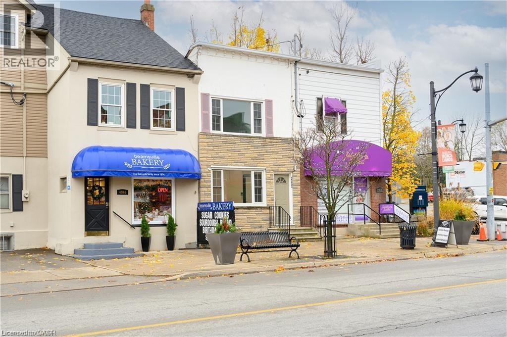 4968 King St in Beamsville, ON - Building Photo