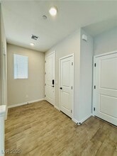 8741 Faxom St in Las Vegas, NV - Foto de edificio - Building Photo
