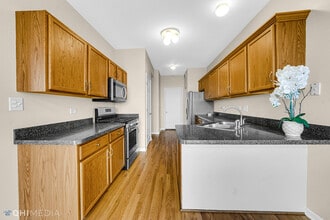 7248 Bradford Ct in Justice, IL - Foto de edificio - Building Photo