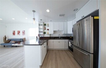 3061 W 12th Pl in Los Angeles, CA - Building Photo - Building Photo