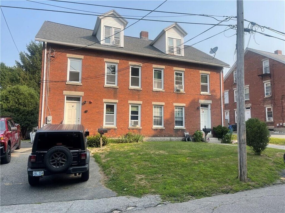 4 Brayton Ct in Cumberland, RI - Building Photo