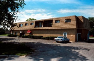 102-106 E Schoolhouse Rd in Yorkville, IL - Building Photo