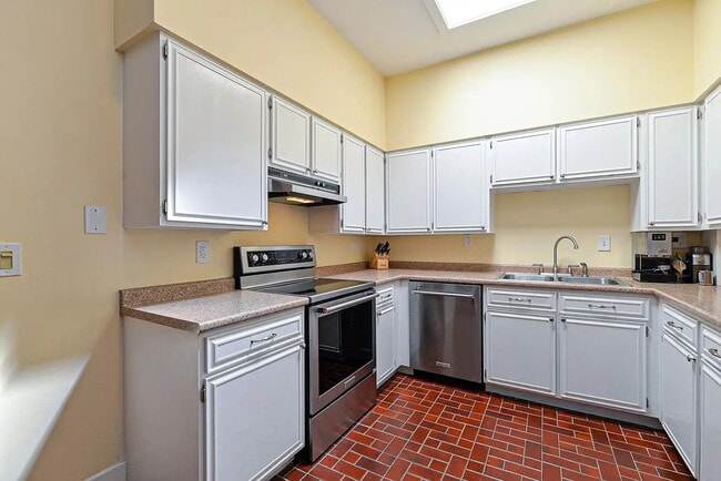 290 Pleasant St in Portsmouth, NH - Building Photo - Building Photo