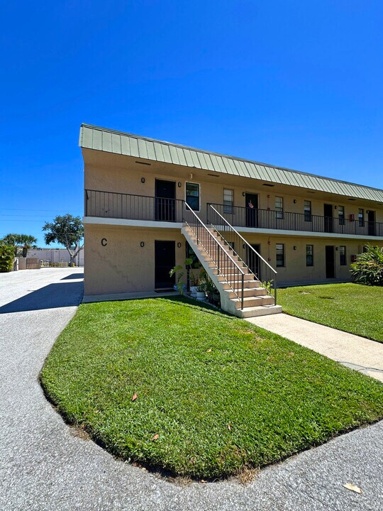 1081 SE Monterey Rd in Stuart, FL - Building Photo