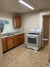 225 Lamar St in Luling, TX - Building Photo - Building Photo