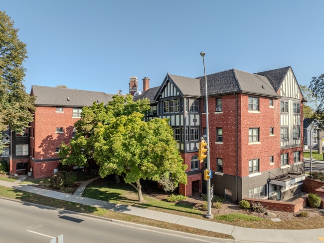 Kent Manor in Chatham, ON - Building Photo - Building Photo