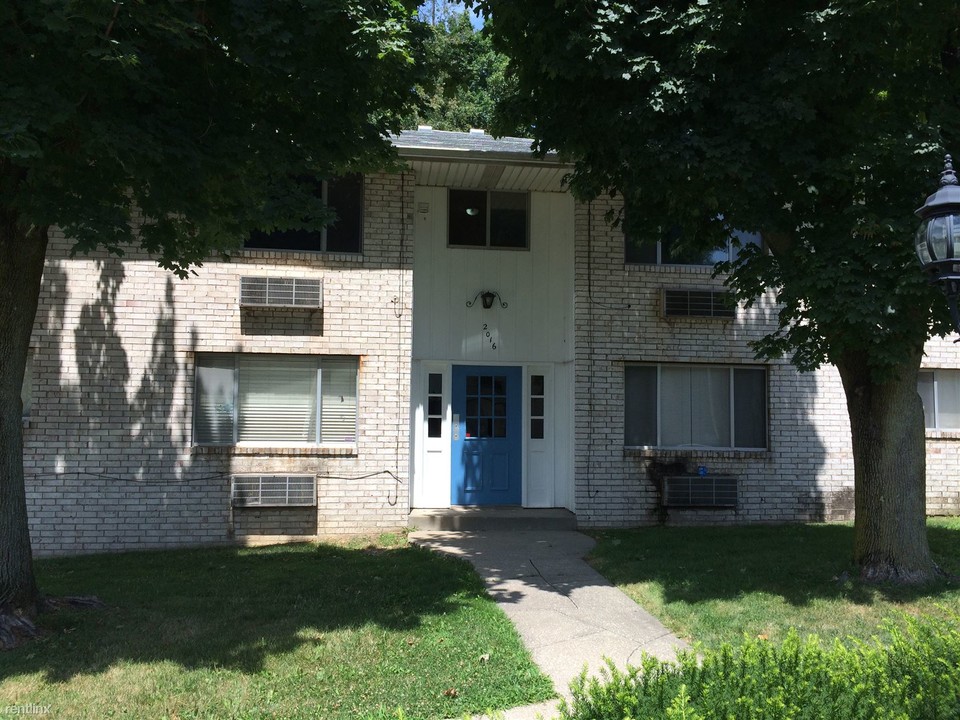 2000 Woodlawn Ave NW in Canton, OH - Building Photo