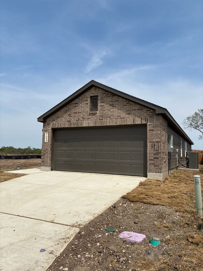 9760 Garnet Grv in San Antonio, TX - Building Photo - Building Photo