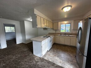 115 SE Mosher Ave in Roseburg, OR - Building Photo - Building Photo