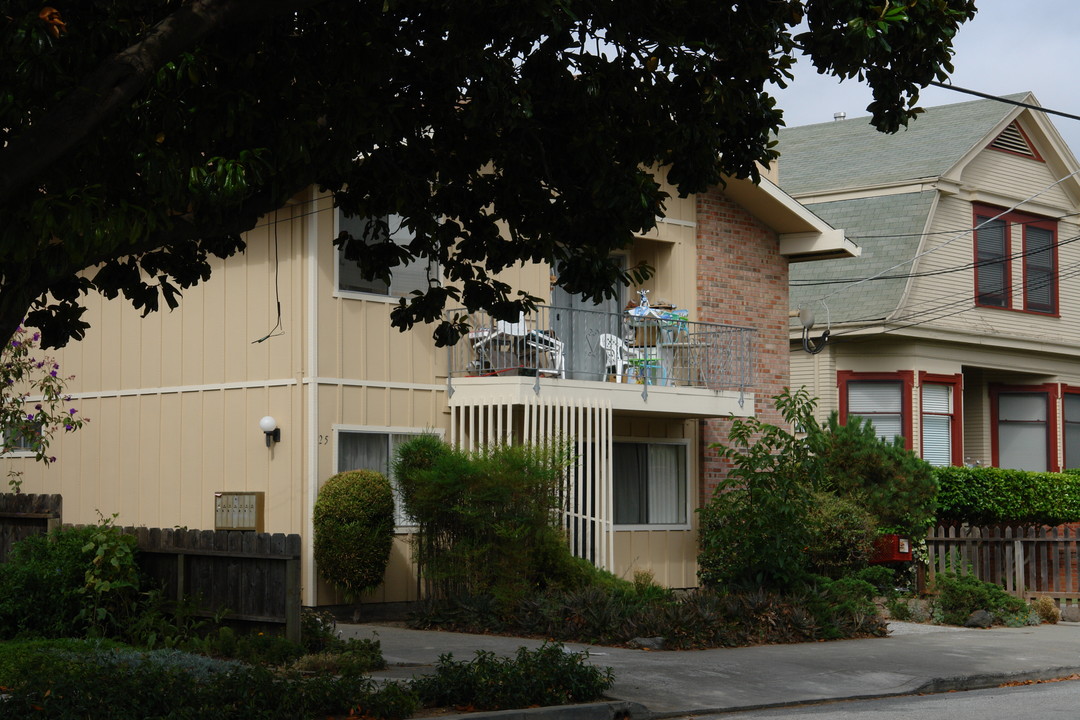 25 Lorton Ave in San Mateo, CA - Foto de edificio