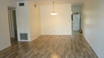 2402 Ecuadorian Way in Clearwater, FL - Building Photo