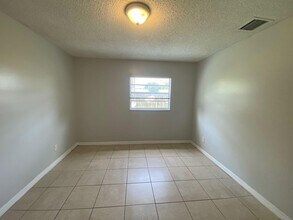 3208 Louisiana Ave in Fort Pierce, FL - Foto de edificio - Building Photo