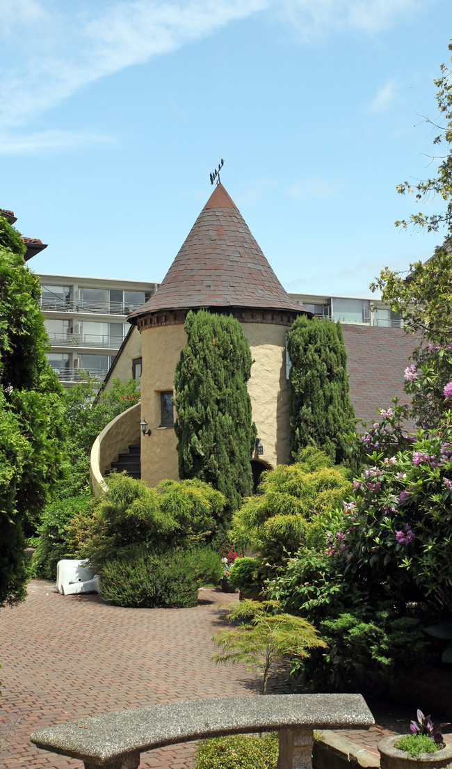 Lake Court Apartments in Seattle, WA - Building Photo - Building Photo