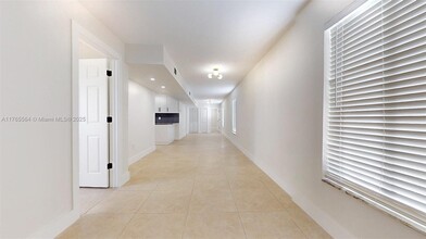 3556 SW 26th St in Miami, FL - Foto de edificio - Building Photo
