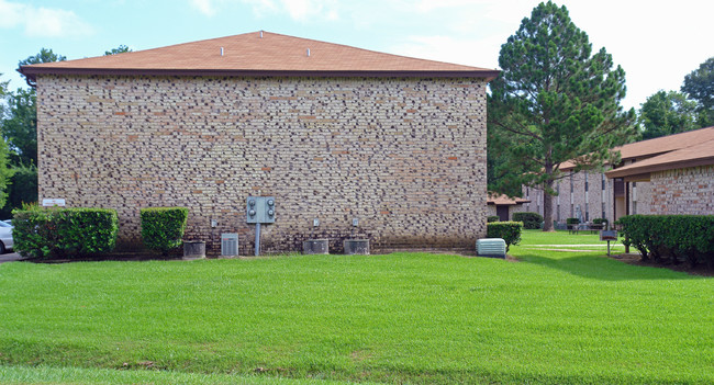 Concord Manor Apartments in Beaumont, TX - Building Photo - Building Photo