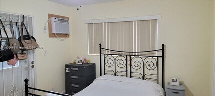 2441 SW 27th Ave in Miami, FL - Foto de edificio - Building Photo