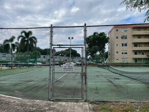 404 NW 68th Ave in Plantation, FL - Foto de edificio - Building Photo