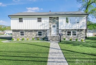 156 Cliffwood Ave W in Cliffwood, NJ - Building Photo - Building Photo