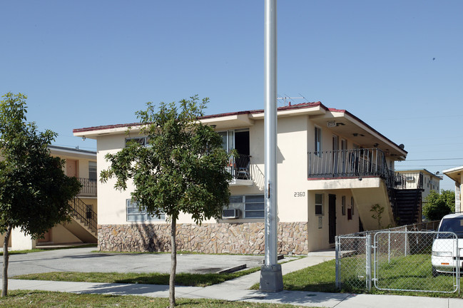 2360 W 9th Ct in Hialeah, FL - Foto de edificio - Building Photo