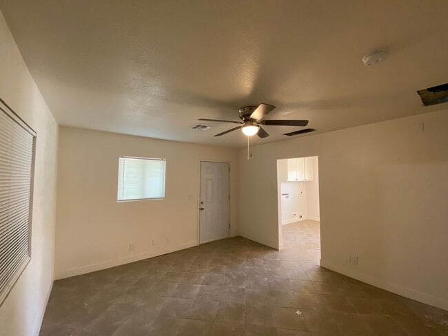 1001 S Owens St in Bakersfield, CA - Building Photo - Building Photo