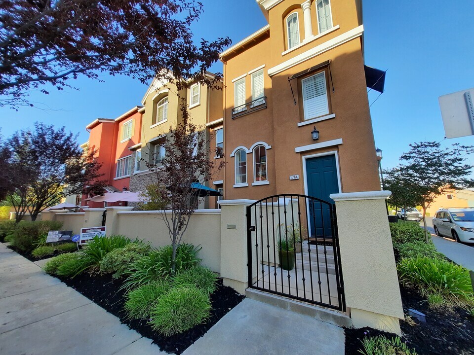 1764 Camino Real Way in Roseville, CA - Building Photo
