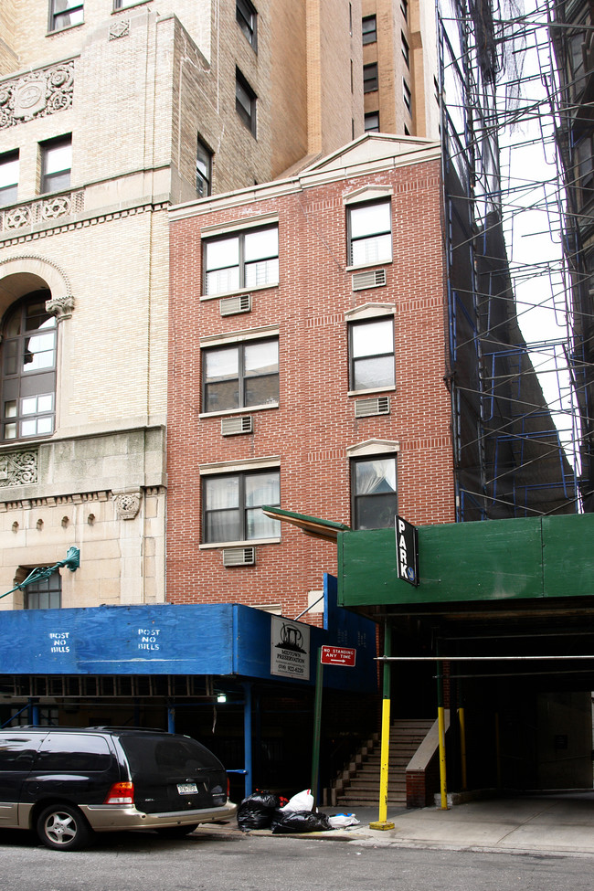 251 W 73rd St in New York, NY - Building Photo - Building Photo