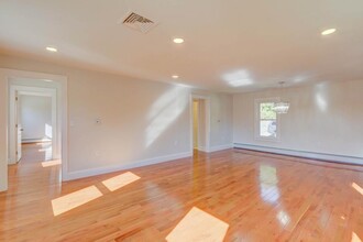 45 Frairy St, Unit B in Medfield, MA - Building Photo - Building Photo