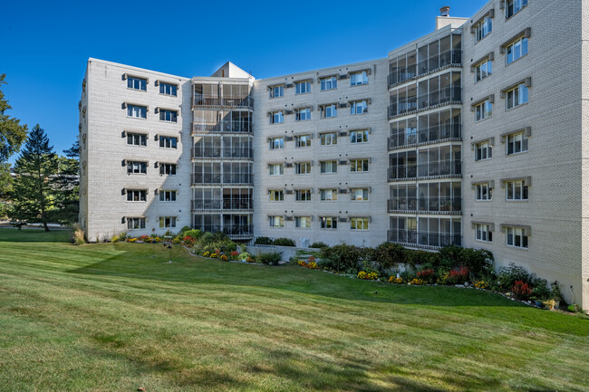 Montcalm Apartments in St. Paul, MN - Foto de edificio - Building Photo