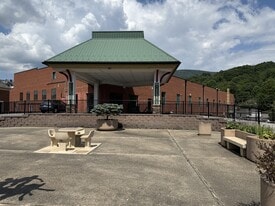 215 S Jefferson Ave in West Jefferson, NC - Building Photo