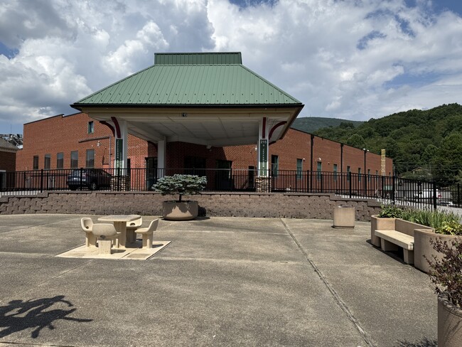 property at 215 S Jefferson Ave