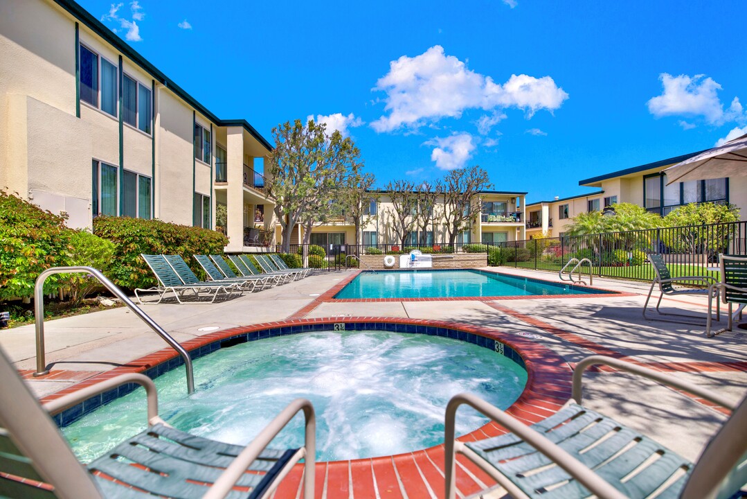 Casa Del Amo in Torrance, CA - Foto de edificio