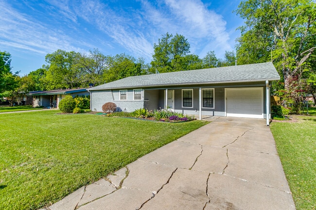 1104 Sproles Dr in Benbrook, TX - Building Photo - Building Photo