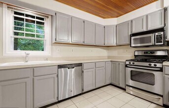 7824 Ridgewood Dr in Annandale, VA - Building Photo - Building Photo