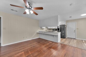 7710 Charter Oaks Dr in Pensacola, FL - Building Photo - Building Photo