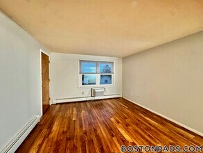 695 N Main St, Unit 8 in Fall River, MA - Foto de edificio - Building Photo