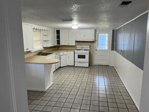 409 N College Dr in Keene, TX - Building Photo - Building Photo