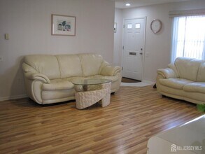 293 Sharon Way in Monroe Township, NJ - Building Photo - Building Photo