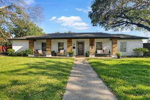 3855 Crest Cove Cir in Dallas, TX - Building Photo