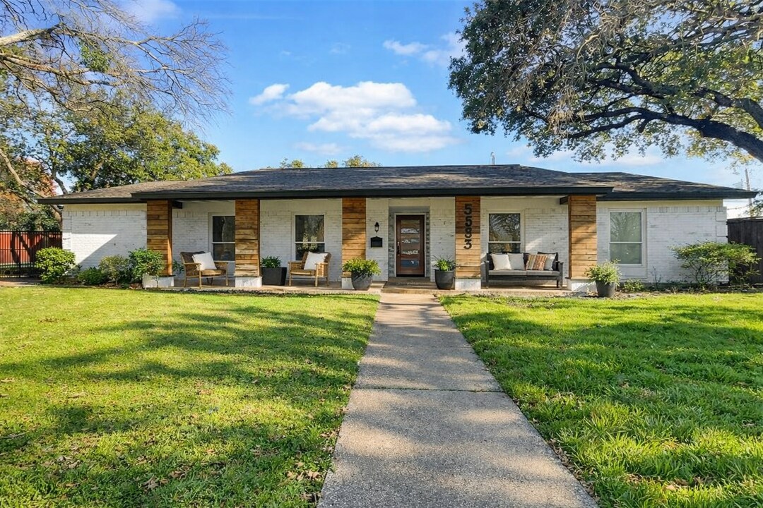 3855 Crest Cove Cir in Dallas, TX - Building Photo