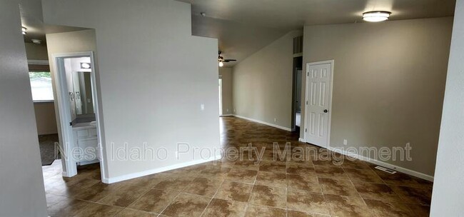 121 W Waterbury Dr in Meridian, ID - Building Photo - Building Photo