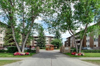 Lakeview Mews in Calgary, AB - Building Photo - Building Photo