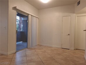 9620 W Russell Rd in Las Vegas, NV - Foto de edificio - Building Photo