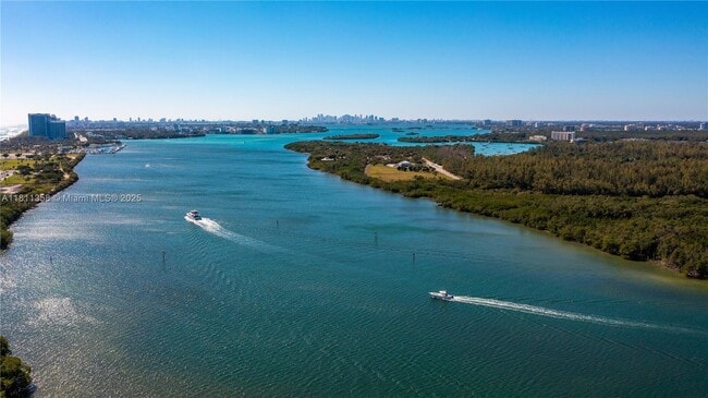 100 Bayview Dr in Sunny Isles Beach, FL - Foto de edificio - Building Photo
