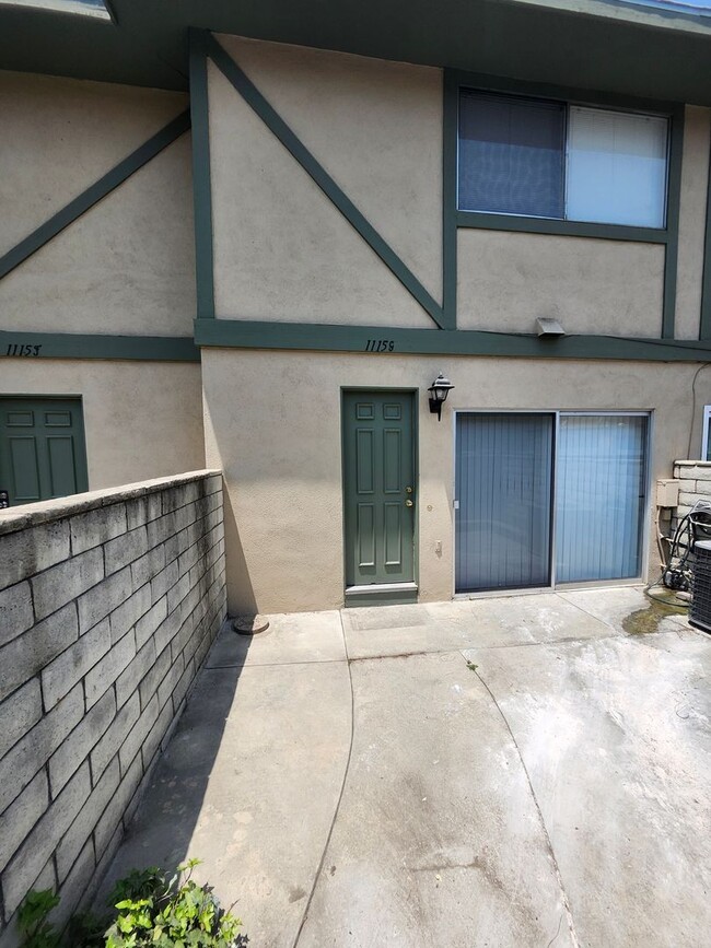 1115 W Francis St in Ontario, CA - Foto de edificio - Building Photo