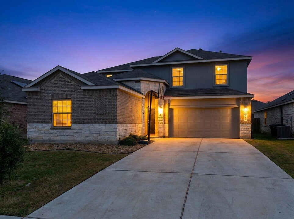 129 Escondido Cir in San Marcos, TX - Foto de edificio