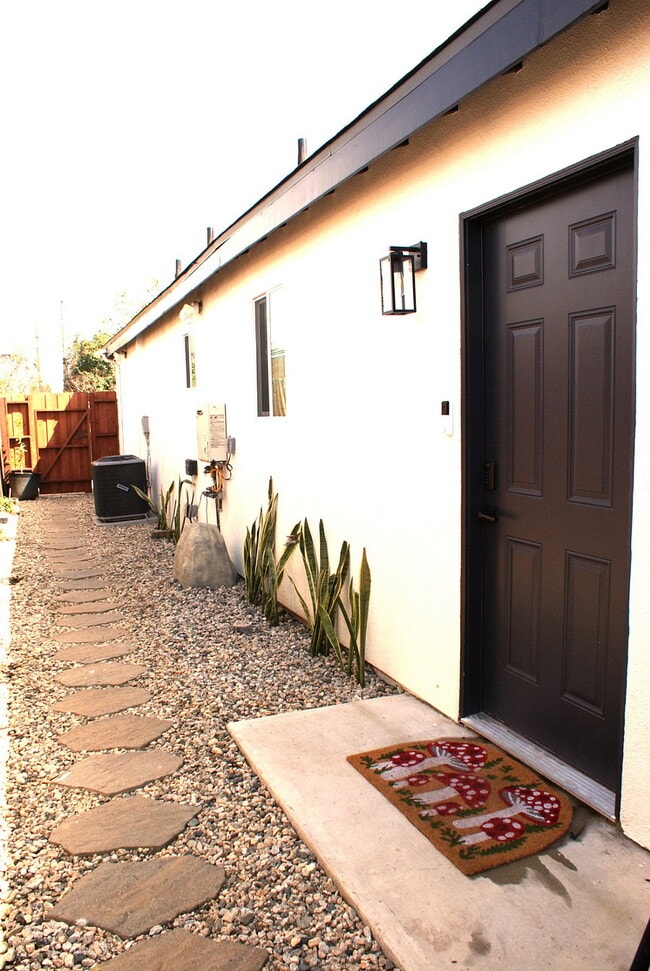 7065 Aura Ave, Unit Cozy Studio in Los Angeles, CA - Foto de edificio - Building Photo